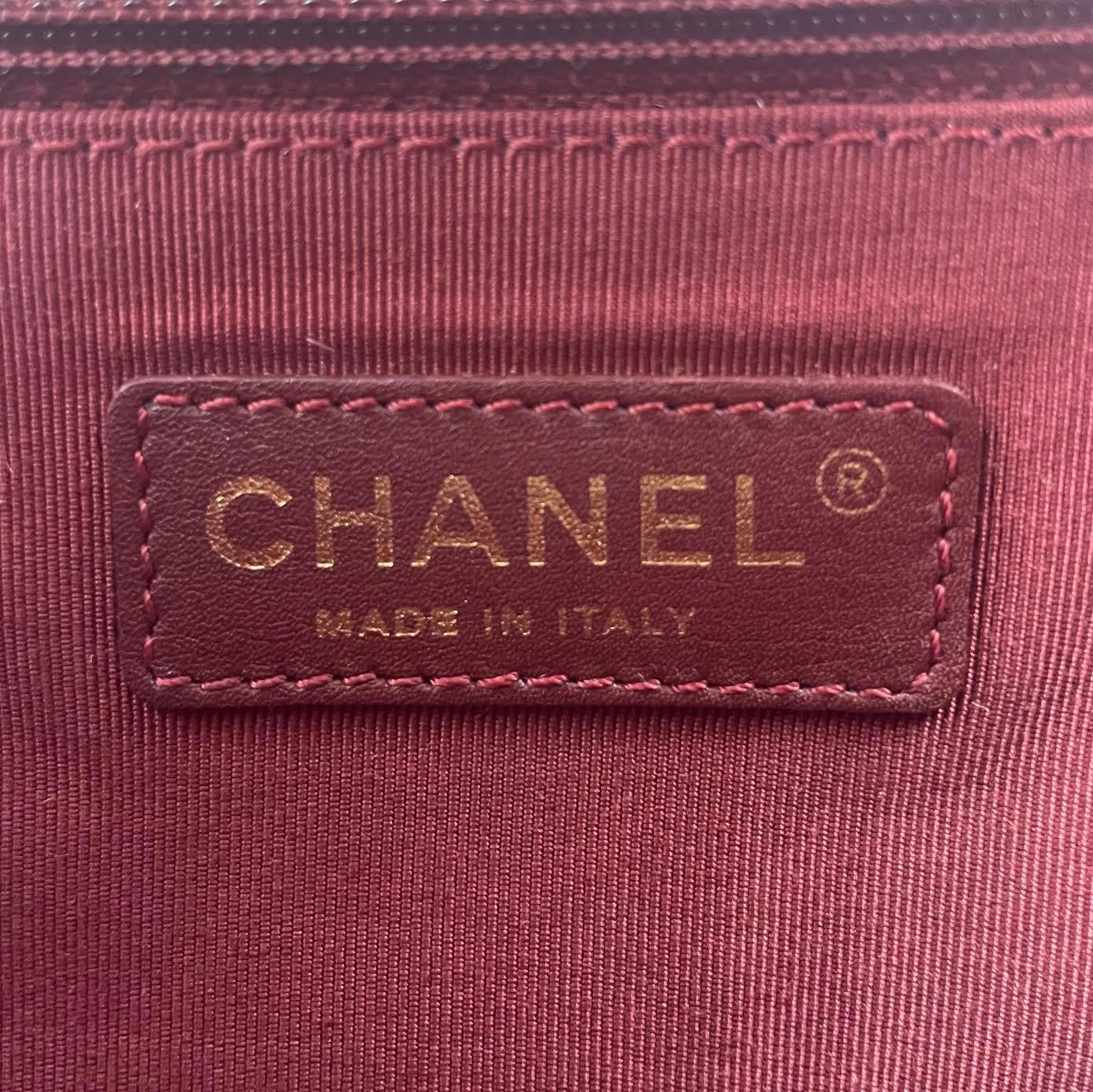 CHANEL New Medium Boy Bag - Burgundy