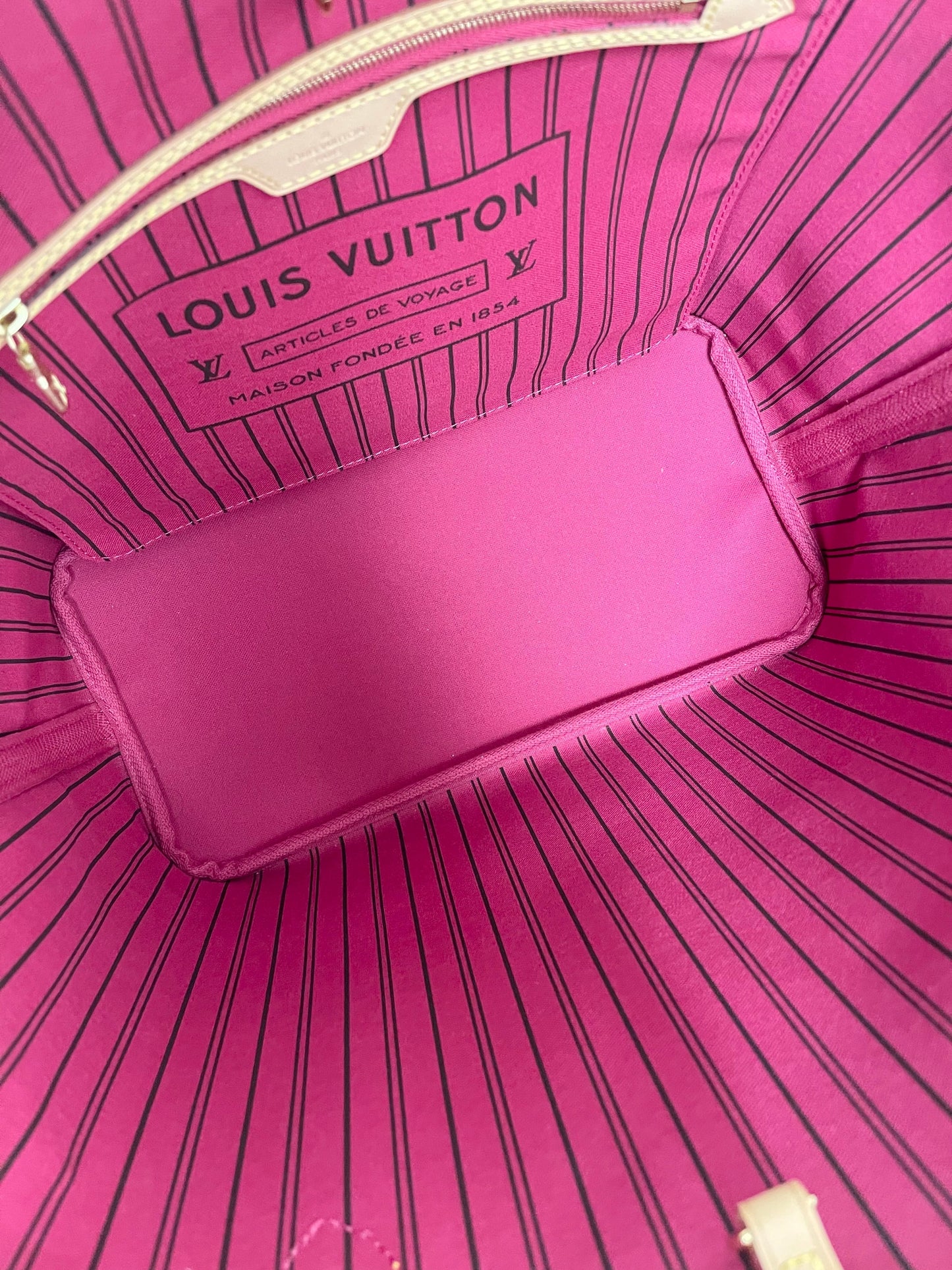 LOUIS VUITTON 2022 Monogram Neverfull MM Tote in Pivoine Pink