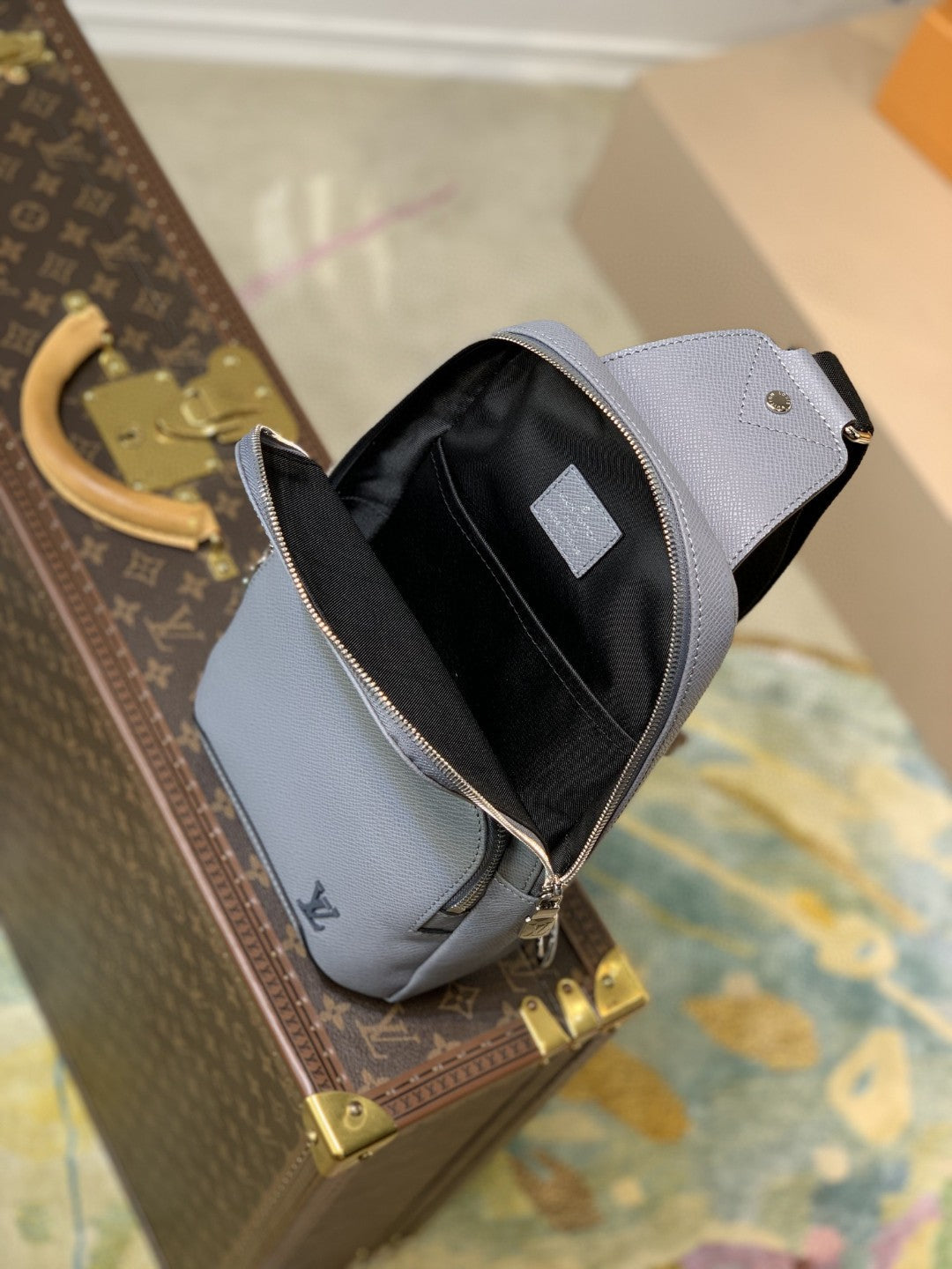 LV Avenue Sling Bag Taiga Grey For Men, Bags, Crossbody Bags 12.2in/31cm LV M30801