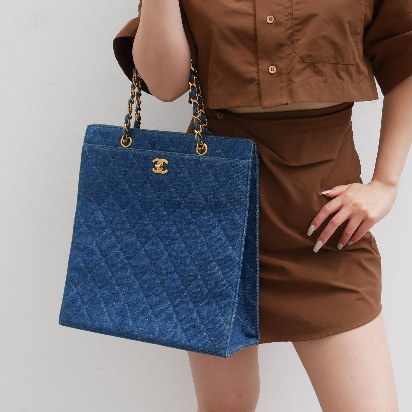 CHANEL 1997-1999 Indigo Denim Quilted Chain Tote AK31683b