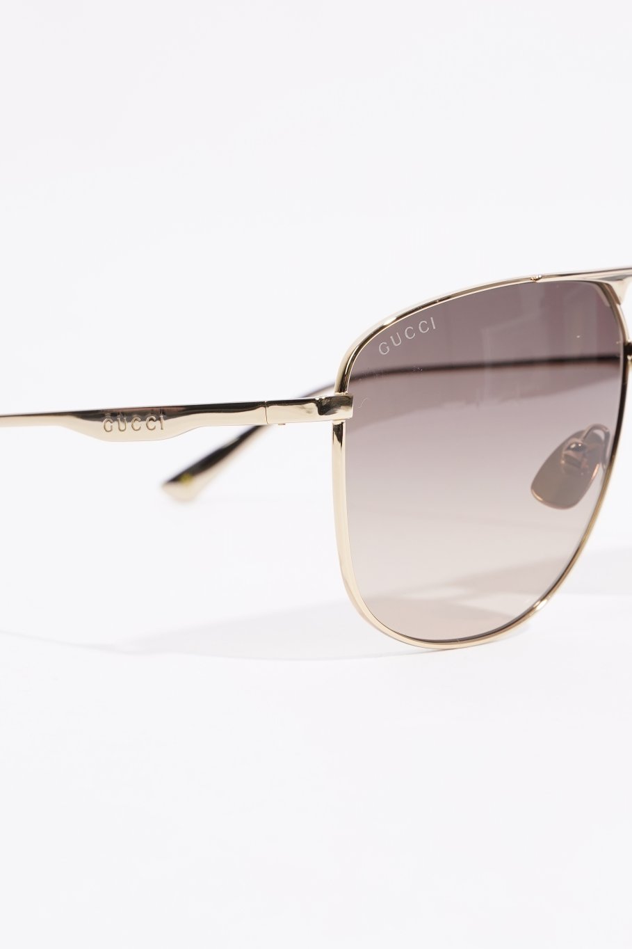 Gucci Womens Aviator Style Sunglasses Black / Gold Acetate 145