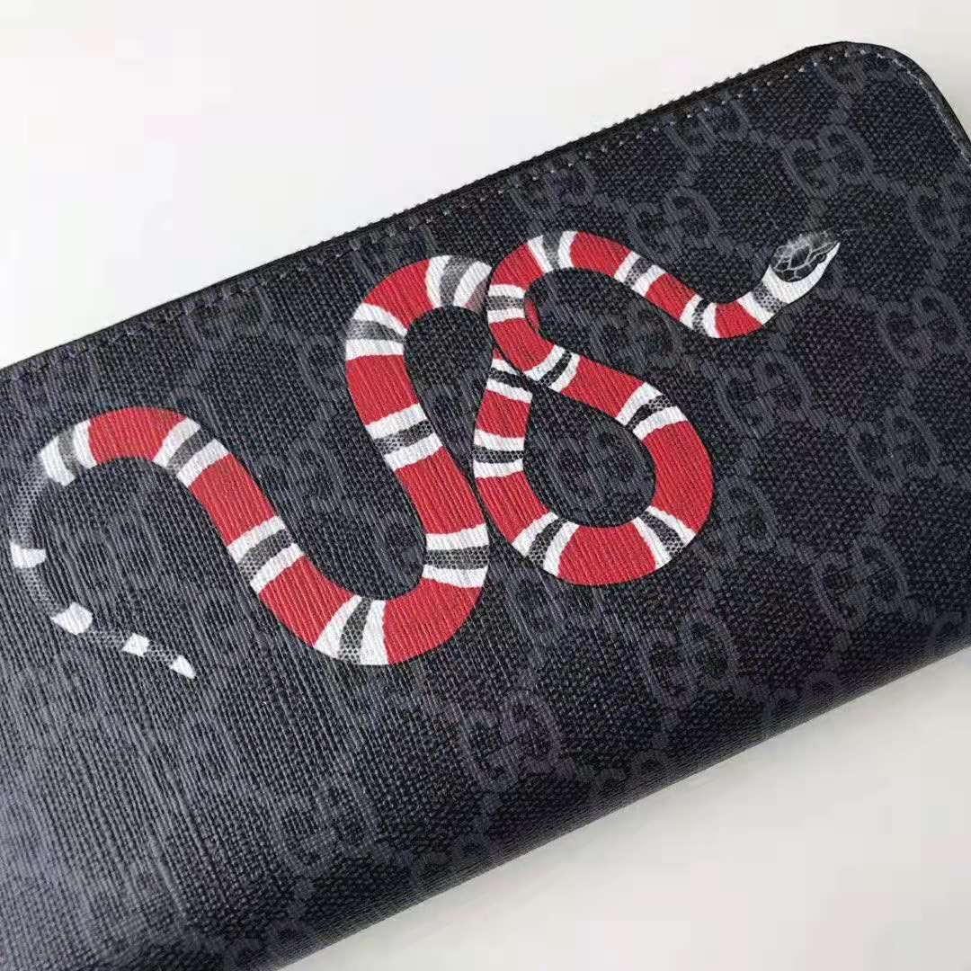 Gucci GG Men Kingsnake Print GG Supreme Zip Around Wallet in Black/Grey GG Supreme Canvas