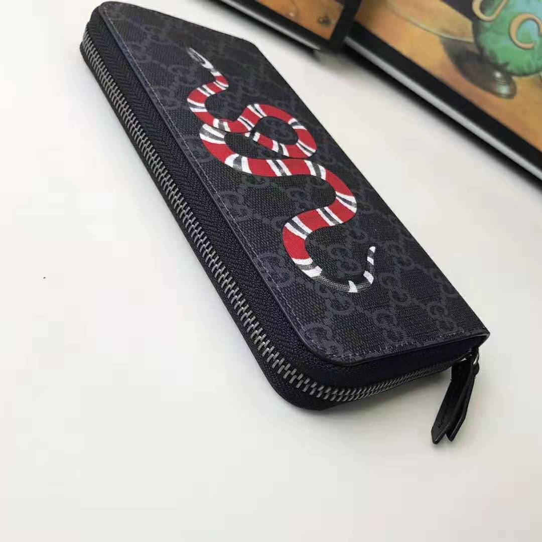 Gucci GG Men Kingsnake Print GG Supreme Zip Around Wallet in Black/Grey GG Supreme Canvas