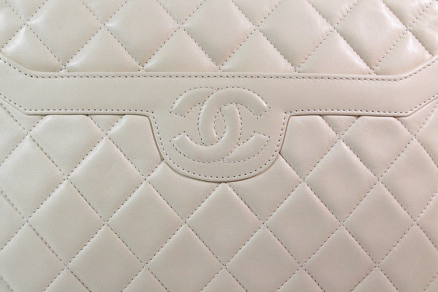 CHANEL 1990s Cream Quilted Leather Crossbody Bag