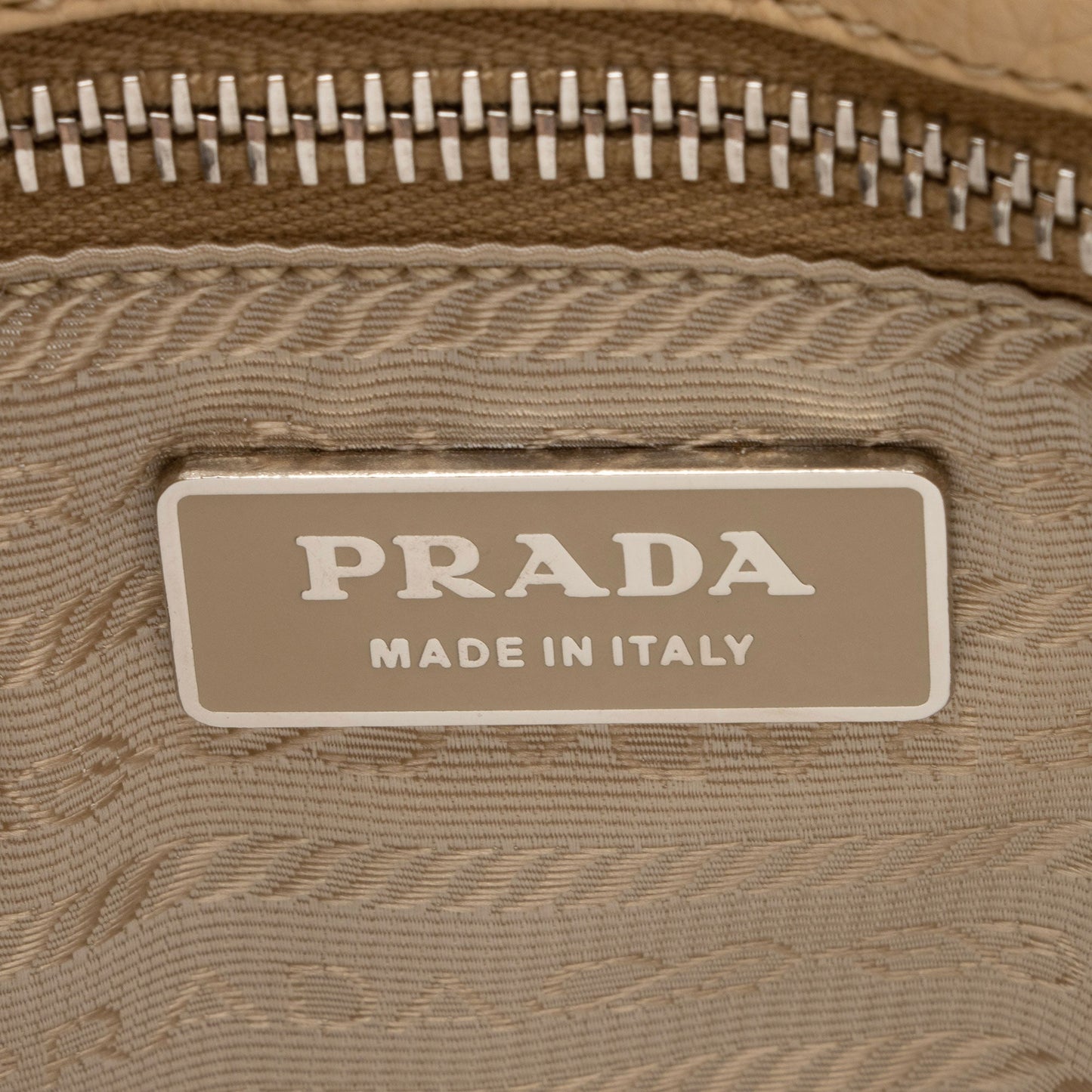 Prada Vitello Daino Side Pocket Tote (SHF-X1nyO5)