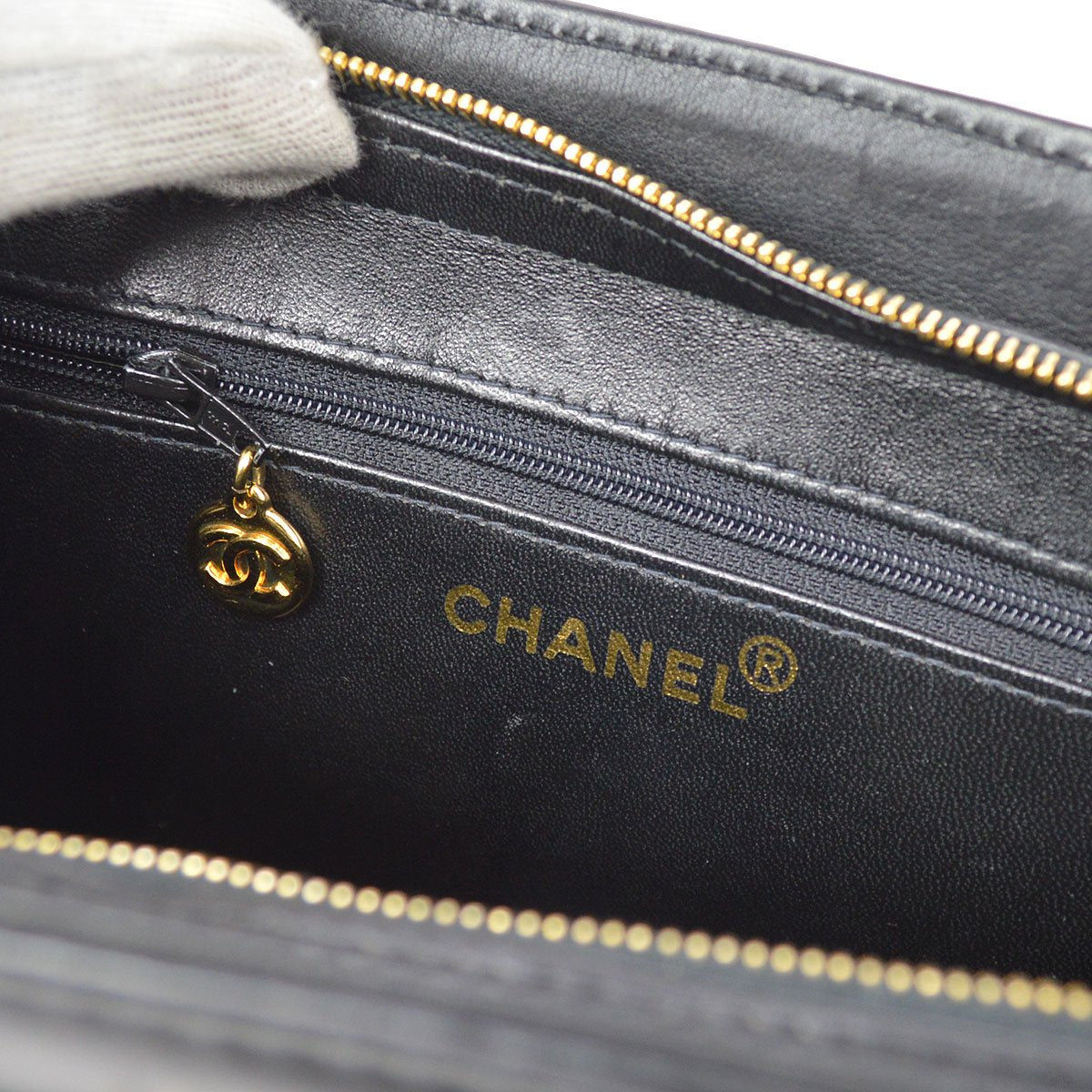 CHANEL 1997-1999 Black Calfskin Chain Tote ao34008