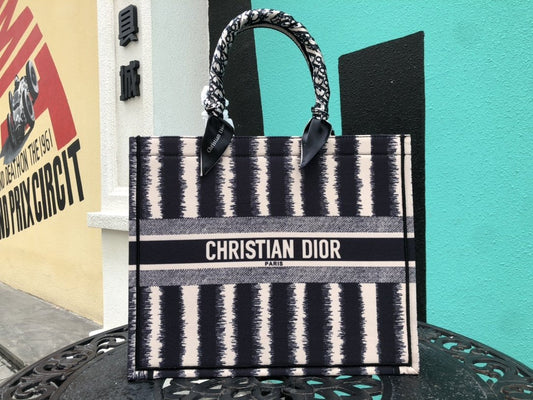 Luxury Handbags Christian Dior 225