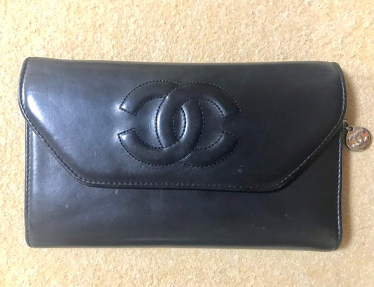 CHANEL Vintage black leather wallet with large CC stitch mark