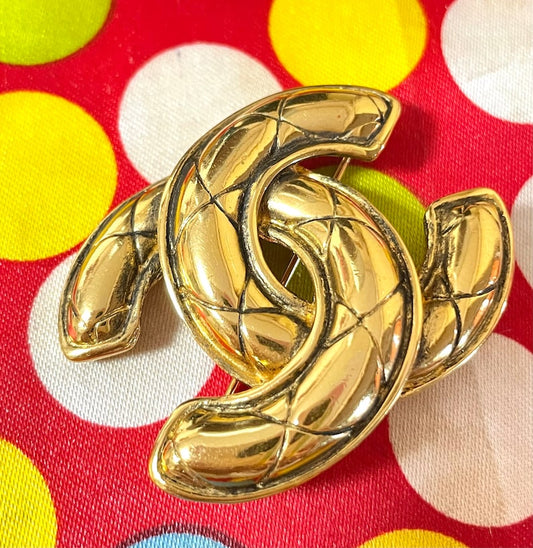 CHANEL Vintage classic matelasse CC brooch