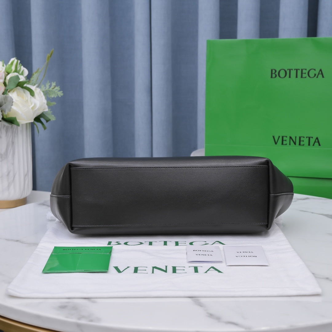 Bottega Veneta Point Medium Bag