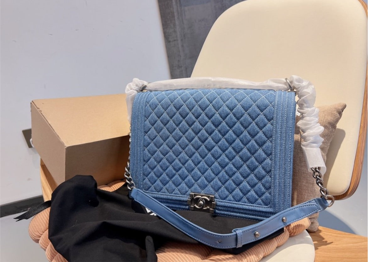 New woman Chanel shoulder handbag