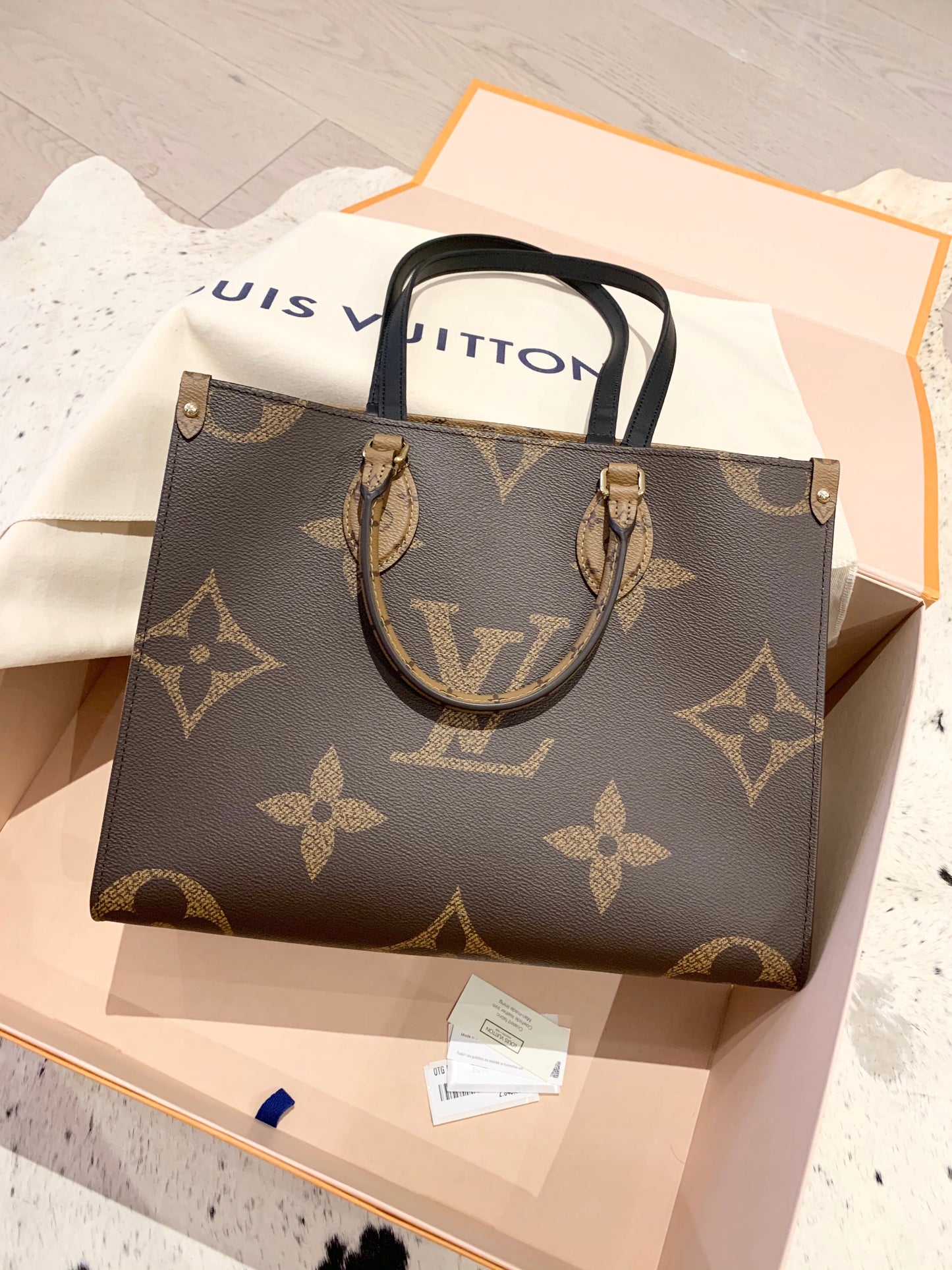 LOUIS VUITTON 2021 OnTheGo MM Monogram Reverse Tote Bag